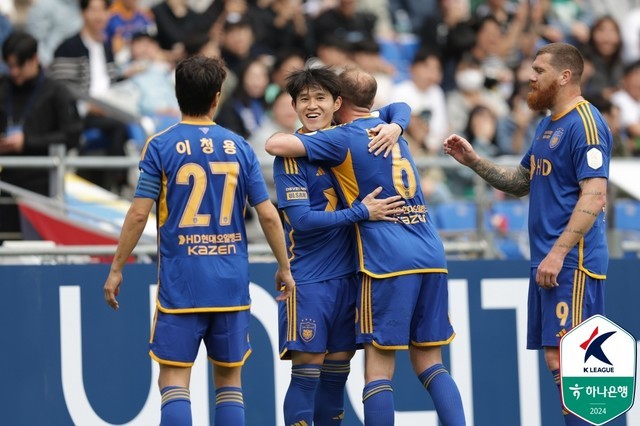2025 EAFF E-1 챔피언십 개막전, 주민규와 이동경이 활약, 한국 대표팀이 중국을 3-0으로 완패시키며 좋은 출발。