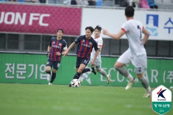 [b11 현장] '우중 혈투' 강원, 정한민 극장골로 수원 FC 원정에서 2-1 역전승