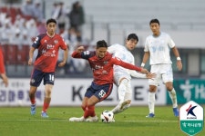 [b11 현장] 1·2위 승점 차 '5점 유지'… 김천-울산, 치열한 공방전 끝에 0-0 무승부