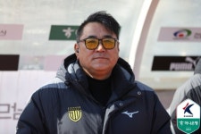 [b11 현장] 전남 데뷔전 승리 김현석 감독, 이정효 감독과 겹칠까 봐 걱정... 노란 안경, 안 될 때까진 끼겠다