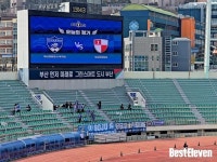 [b11 현장] 훈훈했고 치열했던 사상 두 번째 부산 더비, 유일한 오점은 잔디 위 크레이터