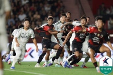 [BE.현장] 이뤘으면 역대 2번째였는데! 23경기 무패 행진 멈췄다... 조르지 멀티골 포항, 전북 3-1로 꺾고 리그 3위 도약