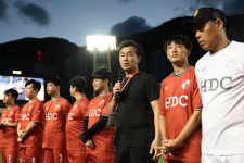 이런게 사회공헌!... 5년째 아름다운 동행 부산 아이파크, 발달장애인 축구팀 다이나믹FC와 통합축구팀 출정식