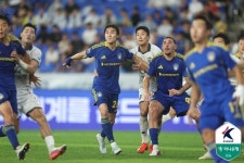 [B11 현장] '물웅덩이 어시스트' 받고 살아난 울산… 야고 멀티골 폭발, 김천에 3-1 역전하며 3연패 종식
