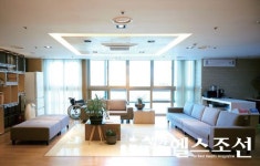 가정집 환경에서 동아줄 잡고 출산