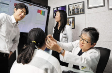 난청, 연령 낮아져… 보청기 빨리 껴야 청력 손실 막는다