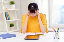 수능 하루 전… 긴장성 두통에 효과적인 마사지법