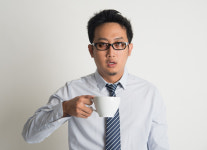 커피 마시면 잠 안 온다는 사람, 이유가 뭘까?