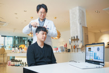 신피부클리닉 | 커피 한 잔 하면서 피부·두피 무료 점검… 피부클리닉 맞아?