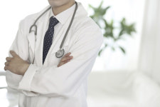 동네 의사 월급 1500만원…대학병원 교수님보다 많아