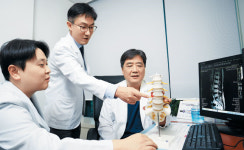 자연 치유력 높이는 보존치료가 첫 단계… 통증 지속 땐 최소 절개로 수술