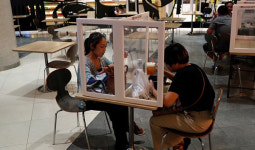 교회, 식당, 병원... 다중이용시설에선 2m 거리 필수