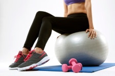 헬스장도 못 가고… 덤벨·짐볼로 ‘고강도 홈트’ 하세요