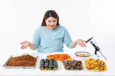 먹방에 빠진 사람들이 확찐자 되는 과학적 이유