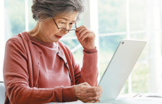 집콕하며 종일 스마트폰… 눈 혹사 위험 수준