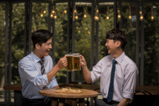 술 마실 때 말 많이 하면 숙취 덜해