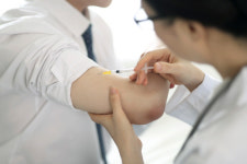 주사 맞고 문질러? 말아? 대처 잘못하면 피부 괴사까지…