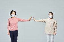 위드 코로나 끝났다… 18일부터 다시 거리두기 강화