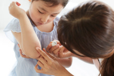 작은 상처에 연고 바르면 안 되는 이유