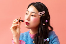 요즘 유행  립스틱, 눈·볼에 바르기… 피부엔 독?