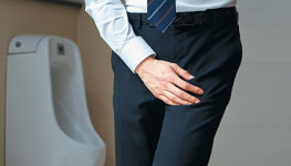 화장실 앞 주저주저, 男性이 약해질 때…