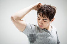 땀이 줄줄~ 다한증… 병원에서는 어떻게 치료할까?