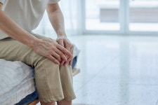 무릎 쑤시는데 붙이면 가렵고… 어떤 파스 쓸까?