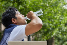 덥다고 물 벌컥벌컥? 수분중독 발생할 수도