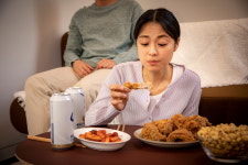 야식 먹으면 살찐다? ‘의학적’으로 따져보니…