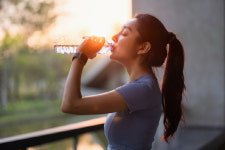 운동 중엔 목 안 말라도 물 마셔라? 사실 or 거짓