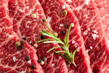 생고기에 이것 뿌리기… 나도 모르게 암 부추기는 습관