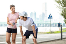 자세를 바르게 하면 두 번 다시 고통받지 않는다. [신명주의 척추 건강지키기]