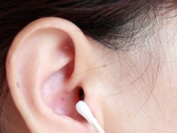 한국인이라면 익숙한 ‘이 행위’… 귀 건강에 오히려 독?