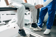 일어날 때마다 무릎에서 소리 나는데… 무슨 문제일까?