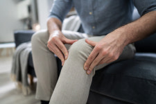 무릎 통증, 밤에 더 심하다면… 이곳 손상 신호