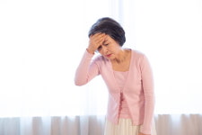 앉았다 일어서니 눈 앞이 캄캄… 흔한 기립성 저혈압 해결책은?