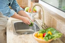 채소·과일에 남아있는 농약, 제대로 씻는 법은?