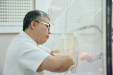 눈 없는 환자 위해 29년 동안 한 자리에서 ‘의안’ 만들었어요