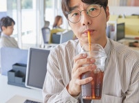 매일 아침 빈속에 카페인 수혈하는 사람들… 괜찮은 걸까?