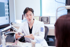 [의학칼럼] 눈 뿌옇고 침침한데… 백내장 증상 정확히 뭘까?