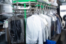 겨울 패딩 드라이클리닝 했다면… ‘비닐’ 꼭 벗겨야 합니다