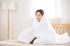 아직도 구스 이불 덮는 사람들… 추위 많이 타는 이유는?