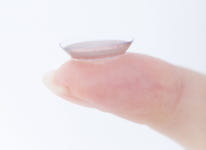 콘택트렌즈 낀 채로 ‘이것’ 마신다면… 눈 건강 망가지는 중