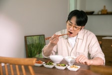 밥 먹을 때 ‘이런 습관’ 있다면… 위염 발생 위험 ↑