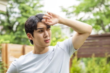 강렬한 자외선에 지친 눈, 피로 풀려면 이렇게