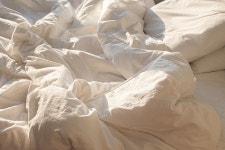 장마철 꿉꿉해진 침구류, ‘이것’만 해줘도 보송해진다