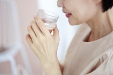 ‘아침 물 한잔’이 보약? ‘이렇게’ 마셨다간 뇌혈관에 부담