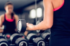 무거운 중량 적게 vs 가볍게 여러 번… 나에게 맞는 운동법은?