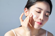 몸에 바디로션 바르는 김에 ‘얼굴’까지 발랐다간? 후회하는 까닭
