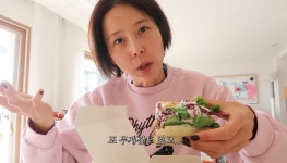 50kg 유지 비결일까?… 김나영, 샌드위치도 ‘이렇게’ 먹는다